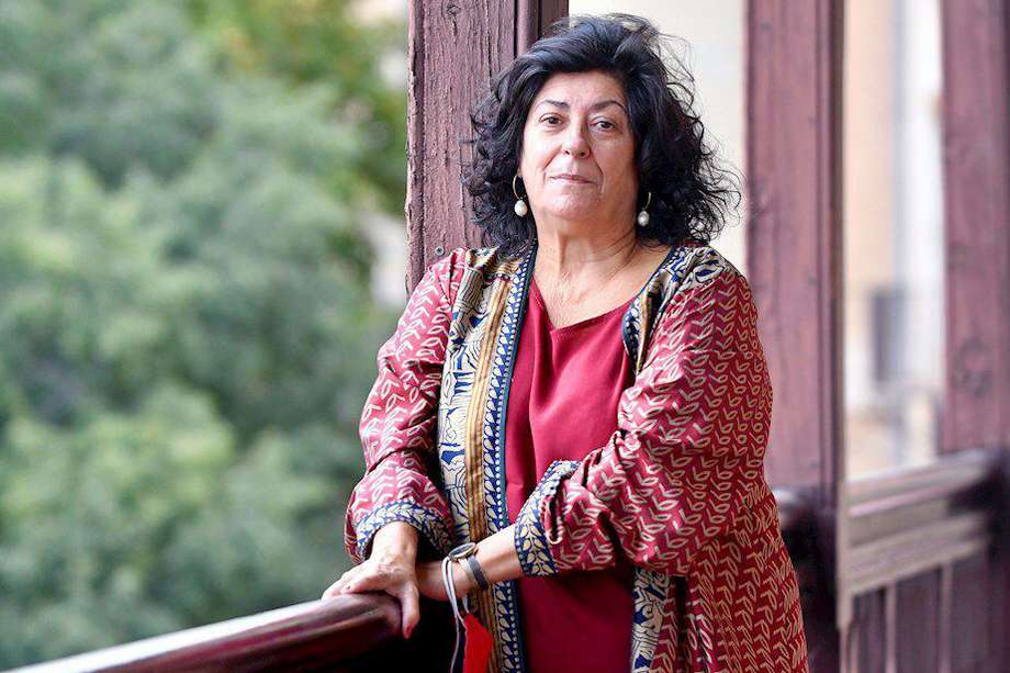 Licenciada en Geografía e Historia, la autora de novelas, cuentos y artículos periodísticos Almudena Grandes obtuvo el XI Premio La Sonrisa Vertical por "Las edades de Lulú", publicada con la editorial española Tusquets.
