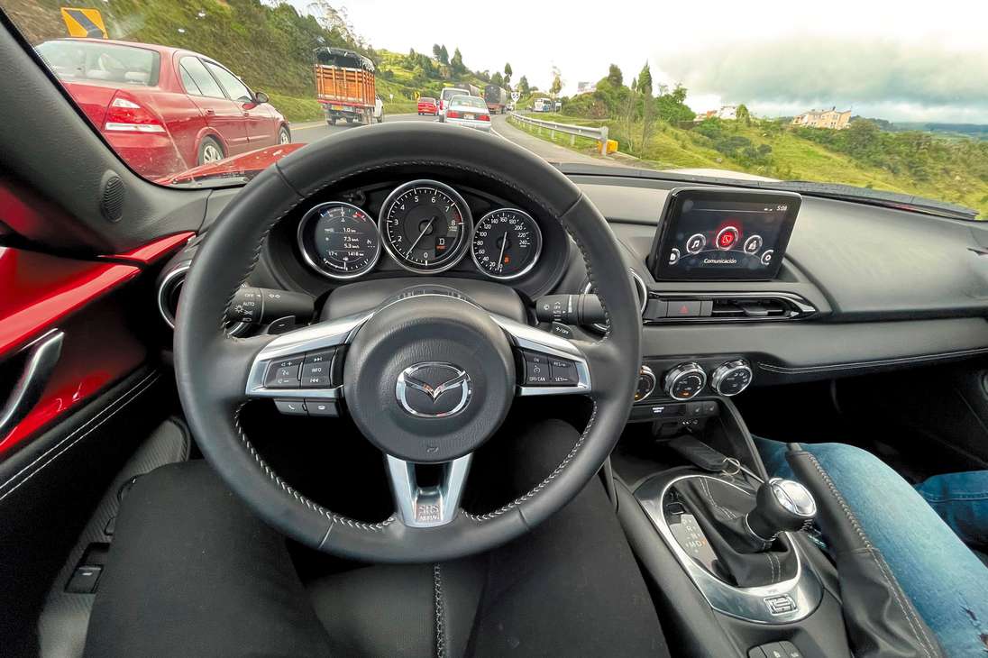 Mazda ofrece un sistema de infoentretenimiento basado en una pantalla de siete pulgadas con Android Auto y compatible con dispositivos Apple. Cuenta con asientos con calefacción y nueve parlantes con sonido Bose.