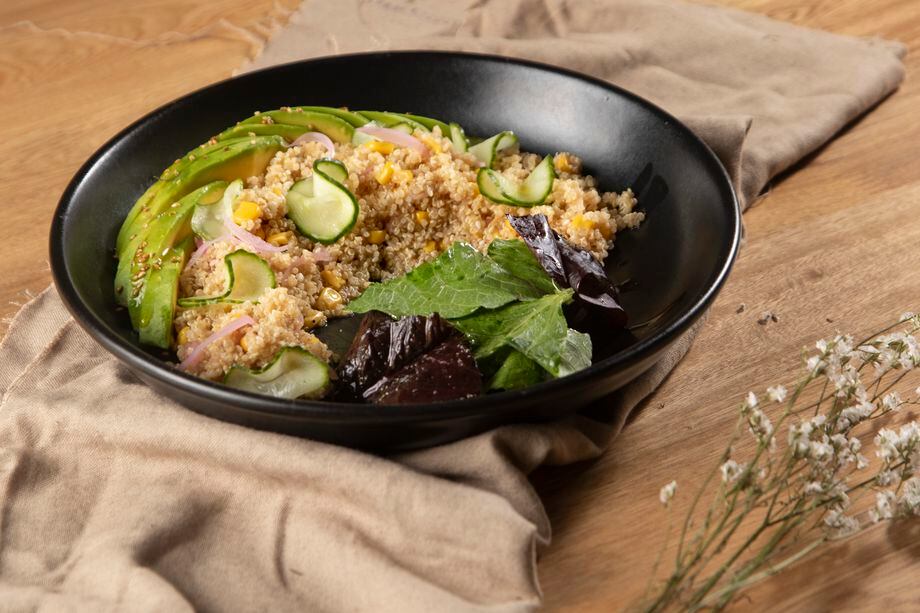 Si te gustan las recetas saludables y quieres intentar algo nuevo, te contamos cómo puedes preparar ensalada de quinoa, garbanzo y brócoli.