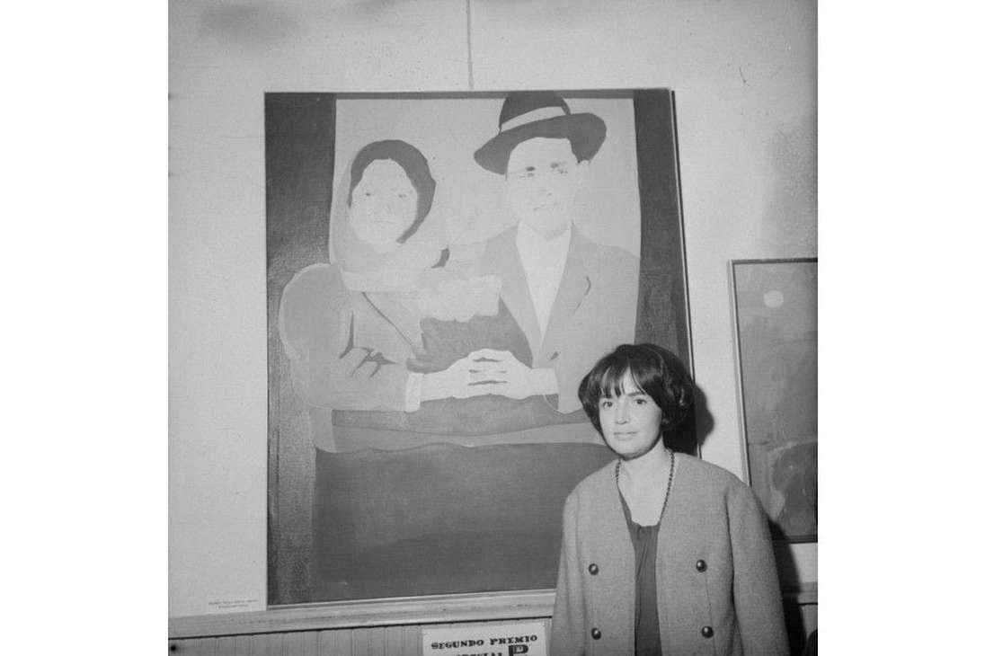 Beatriz González posa con su obra "Los suicidas del Sisga", el 20 de agosto de 1965.