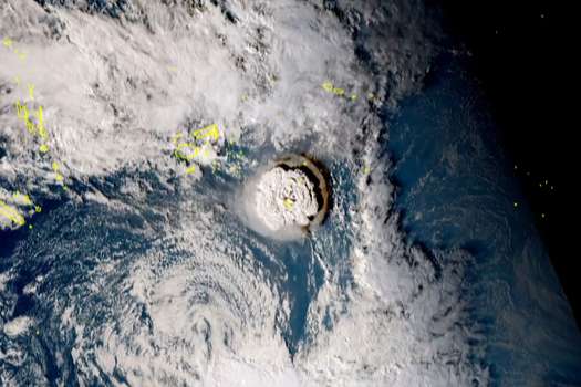 Una captura tomada de imágenes del satélite Himawari-8 de Japón y publicada por el Instituto Nacional de Información y Comunicaciones (Japón) el 15 de enero de 2022 muestra la erupción volcánica que provocó un tsunami en Tonga. NATIONAL INSTITUTE OF INFORMATION AND COMMUNICATIONS (JAPAN) / AFP)