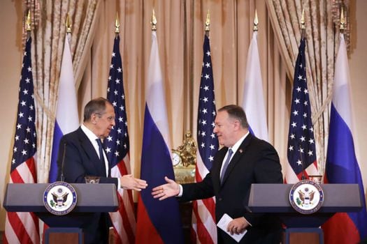 El ministro de Relaciones Exteriores de Rusia, Sergey Lavrov (izquierda) y el secretario de Estado de EE. UU., Mike Pompeo, se dan la mano al concluir una conferencia de prensa en Washington, DC. / AFP