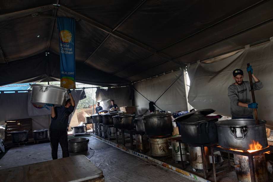 Voluntarios de la organización World Central Kitchen (WCK) preparan comida para entregar en Gaza. 