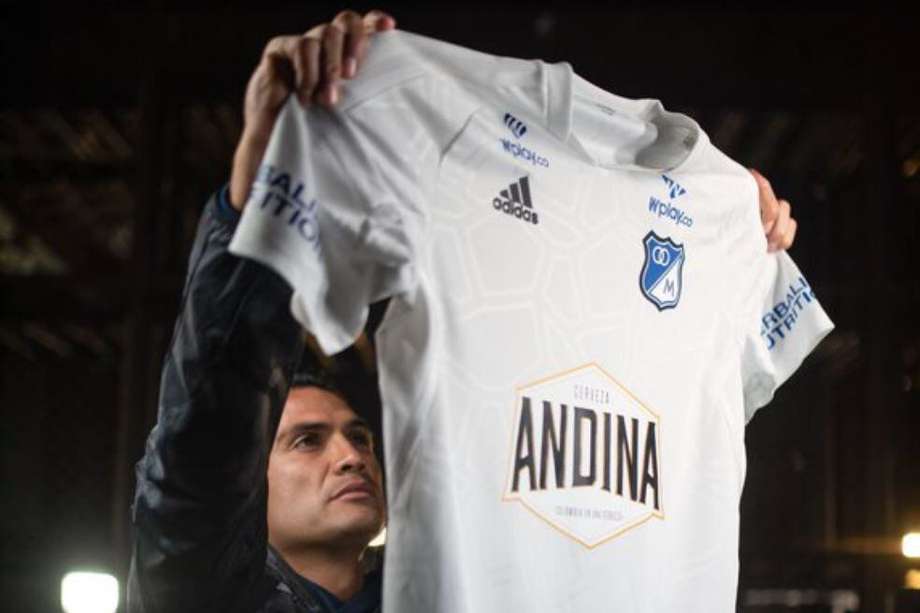 David Macalister Silva con la nueva camiseta suplente de Millonarios.