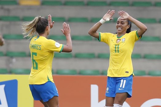Adriana (d) de Brasil celebra uno de los cuatro tantos que la hicieron goleadora de la Copa América Femenina.