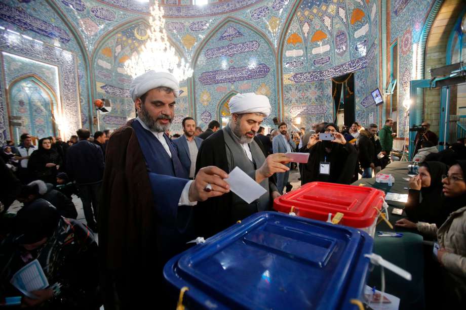 Clérigos iraníes emiten sus votos durante las elecciones legislativas iraníes en la mezquita de Ershad, en el norte de Teherán, Irán.