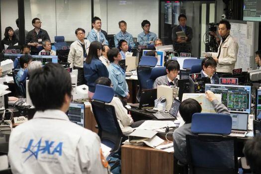 Miembros de la agencia japonesa del espacio.  / AFP