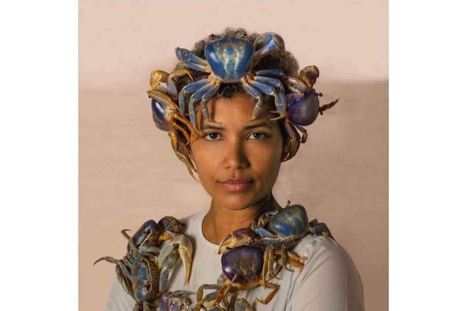 Ritzy MedinaI, gestora cultural de Tolú, con cangrejos azules.