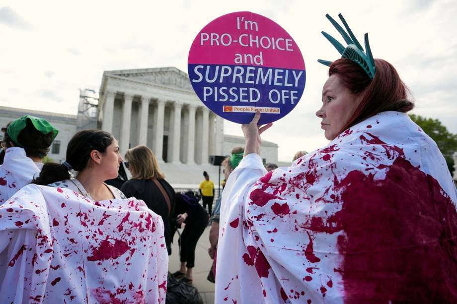 Partidarias del aborto protestan frente a la Corte Suprema por las medidas restrictivas contra esta práctica en el país.