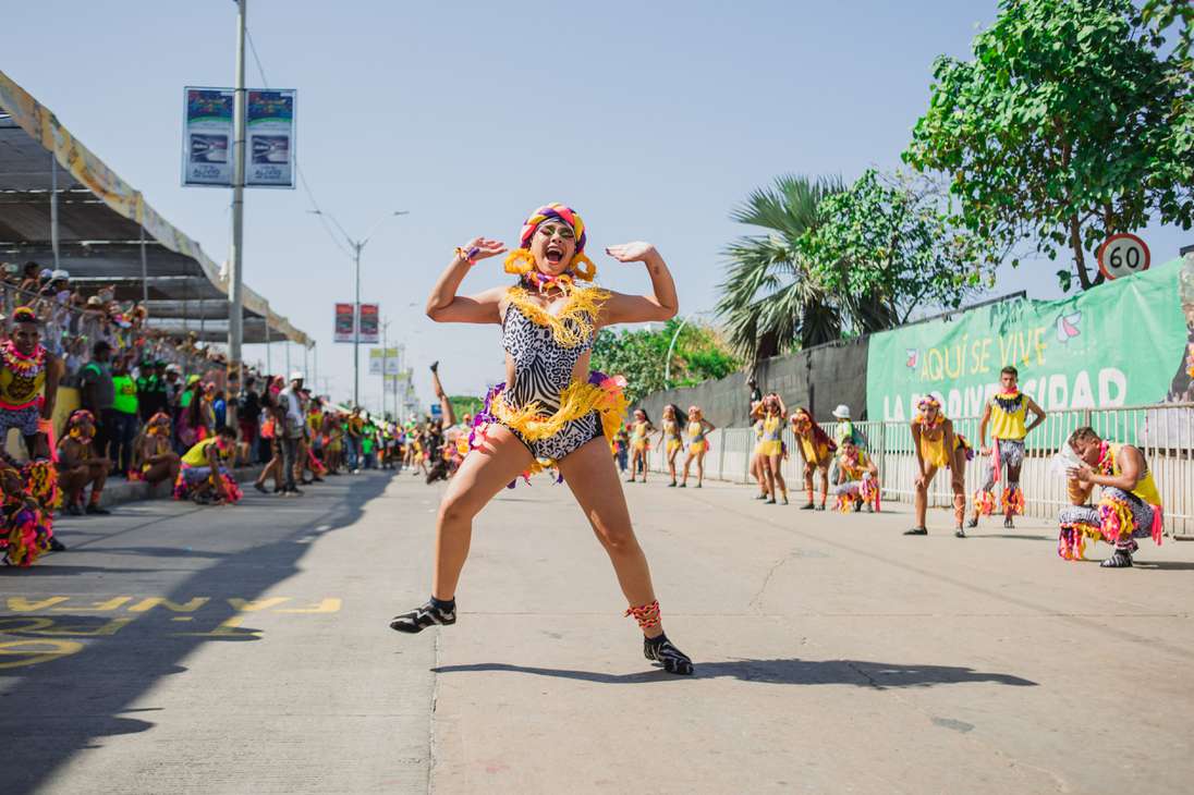 Mujer emplea los pasos típicos que se usan en el Carnaval, mientras es el centro de atención del desfile.