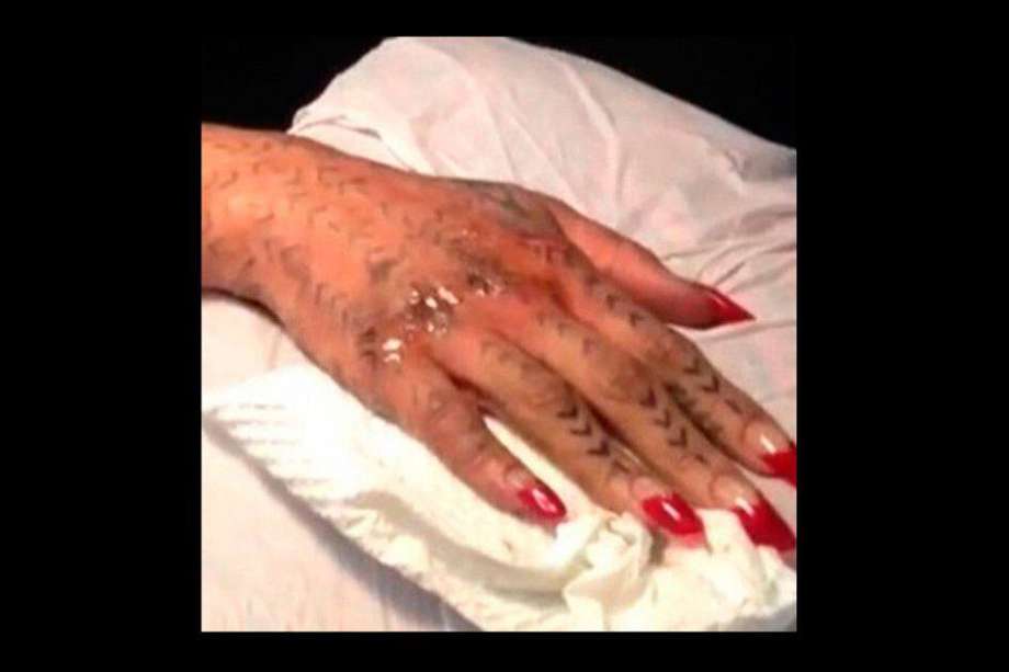 La mano de Rihanna cubierta de flechas maorí.  / Bang Showbiz