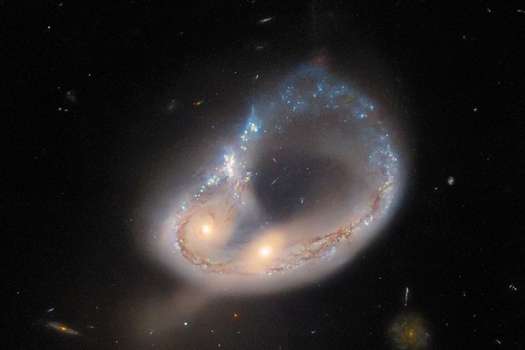 La forma de anillo se dio por la forma en cómo chocaron las galaxias.
