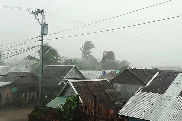 El inusual tifón que obligó a la evacuación de miles de personas en Filipinas