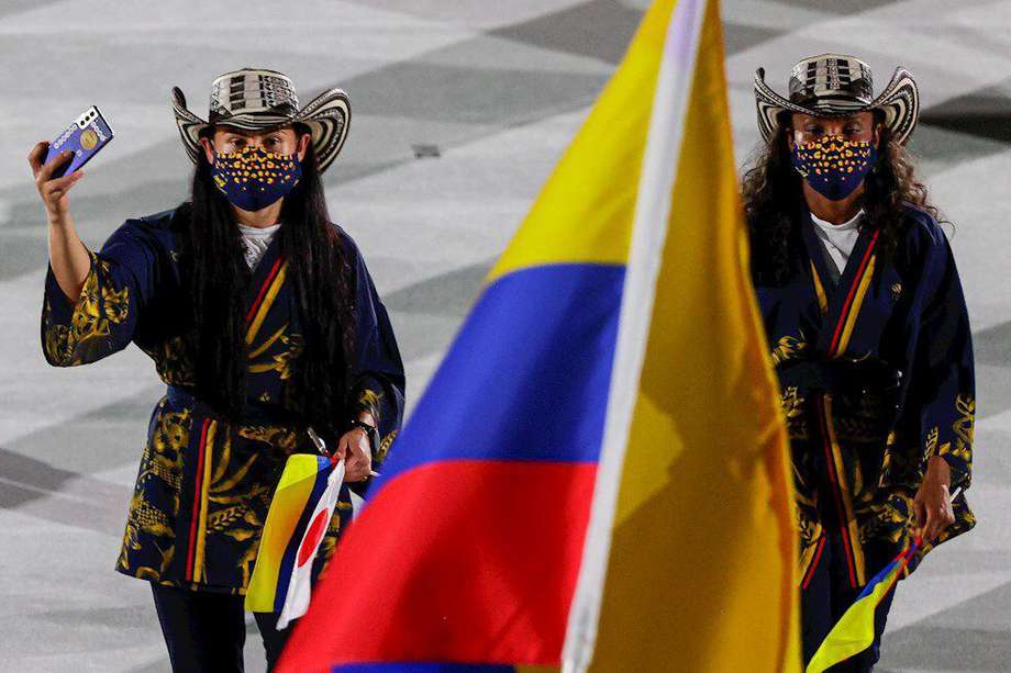 La delegación colombiana apareció en el estadio Nacional de Tokio a la mitad del desfile de delegaciones.