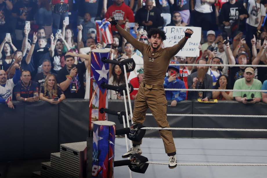El cantante Bad Bunny venció en una pelea callejera a Damian Priest, en el "Backlash" que organizó WWE en San Juan, Puerto Rico.
