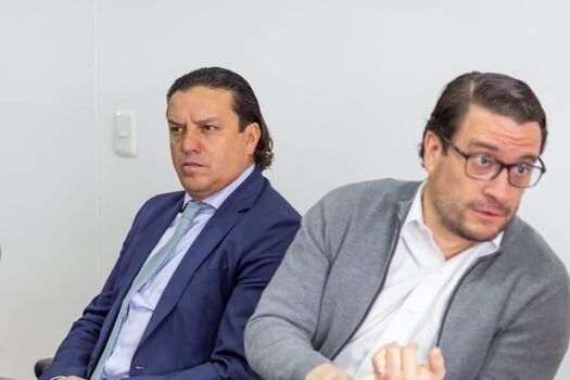 Andrés Sanmiguel (izq.) y su abogado, Iván Cancino, en la diligencia de hoy en el CNE. / Archivo particular