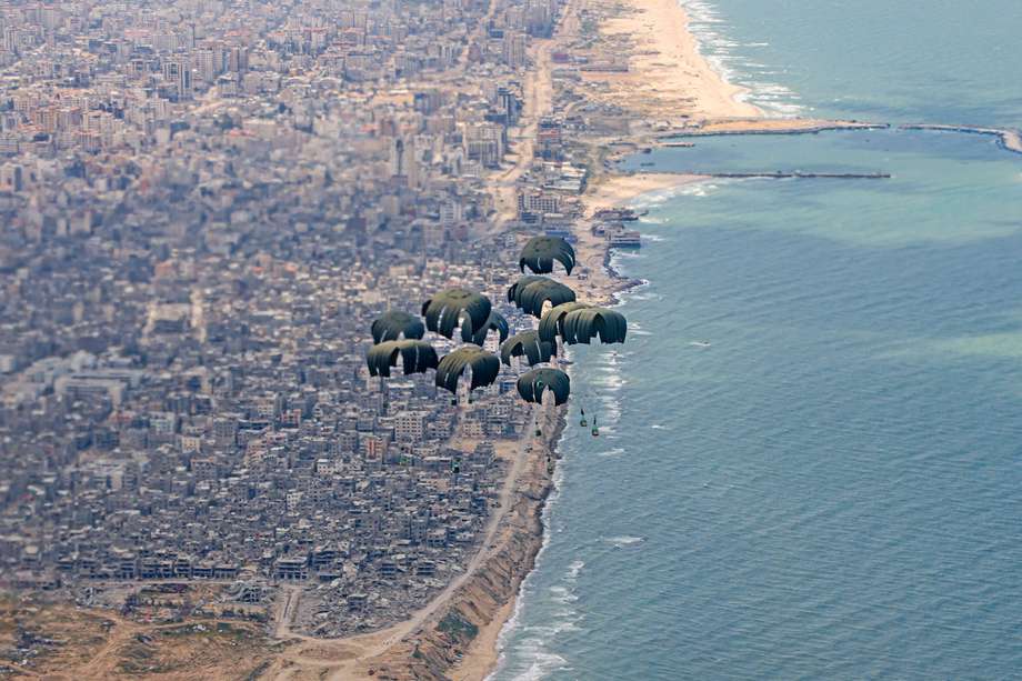 La Royal Air Force británica lanza desde el aire más de 10 toneladas de alimentos a civiles en Gaza.