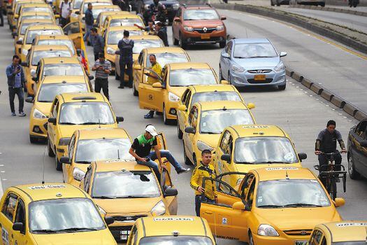 Una de las razones por las que los taxistas protestan se debe al rechazo de las plataformas de transporte como Uber, Beat, Indriver, entre otras.