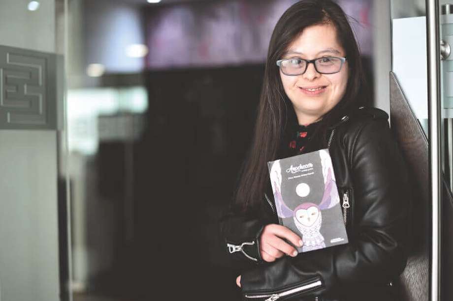Diana Marcela Molano Fajardo, quien nació el 19 de septiembre de 1988 en Bogotá, con su libro, "Anochecer" / Óscar Pérez