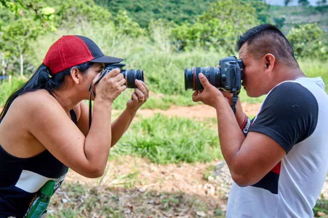 El Colectivo Miradas, con apoyo de la Unión Europea, el PNUD y la Misión de Verificación de la ONU becaron a 38 fotógrafas y fotógrafos alternativos de diversas regiones del país para que participaran del taller.