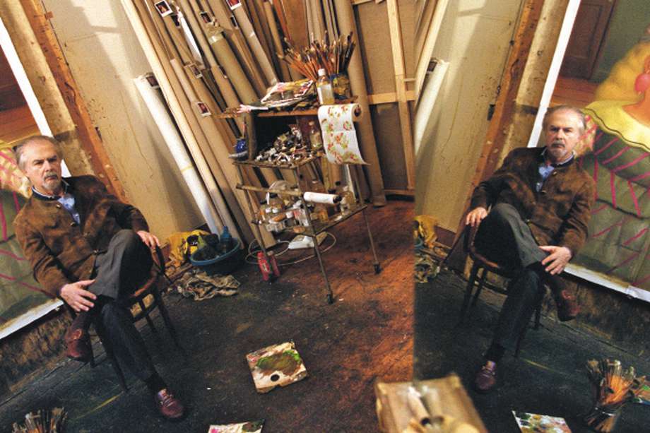 El pintor y escultor colombiano Fernando Botero posa el 9 de febrero de 2001 en su estudio parisino. 