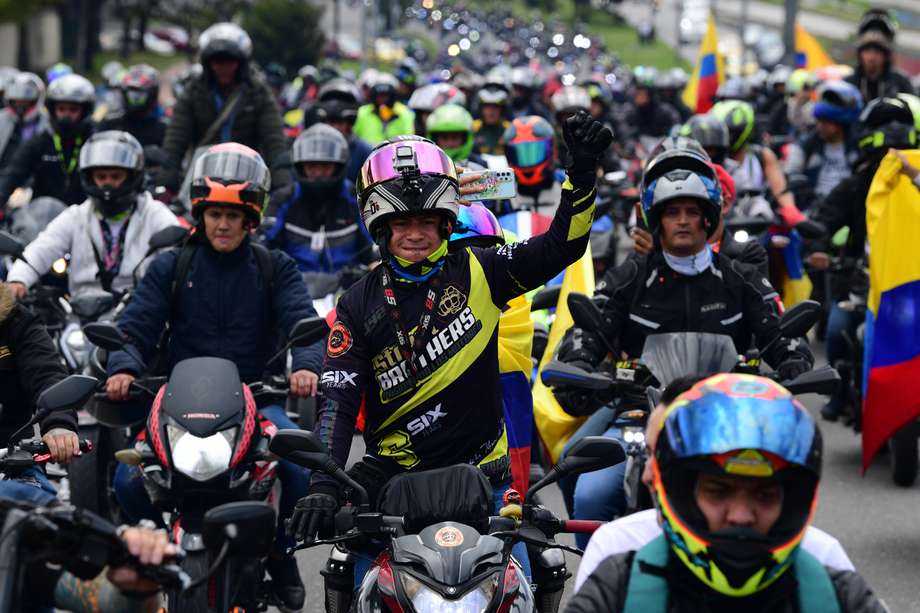 Manifestación y movilización de Motociclistas por problemas de adquisición del Soat en Bogotá.