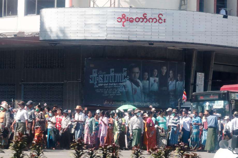 Partidarios nacionalistas se reúnen durante una manifestación contra la Fuerza de Defensa del Pueblo (PDF) y conmemoran el tercer aniversario del golpe militar, en Yangon, Birmania, el 01 de febrero de 2024.