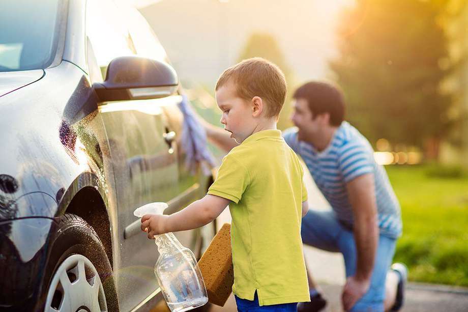 A pesar de que es una práctica común, lavar el carro el vía pública genera una multa.