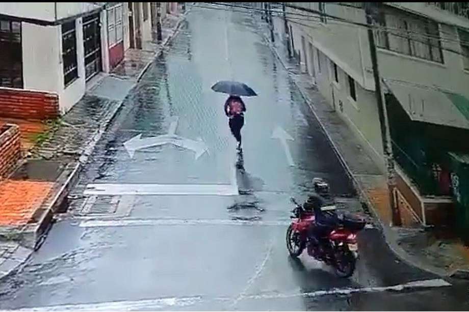 La mujer utilizó su paraguas para defenderse del acosador.