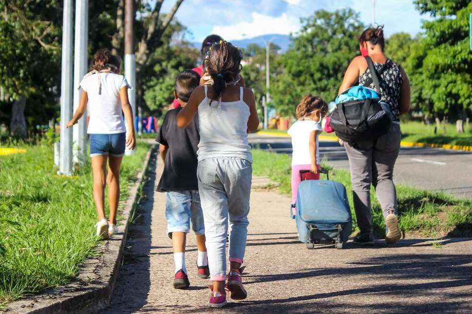 Un grupo de venezolanos camina por una calle con maletas y bolsos,  en San Cristóbal, estado Táchira (Venezuela).