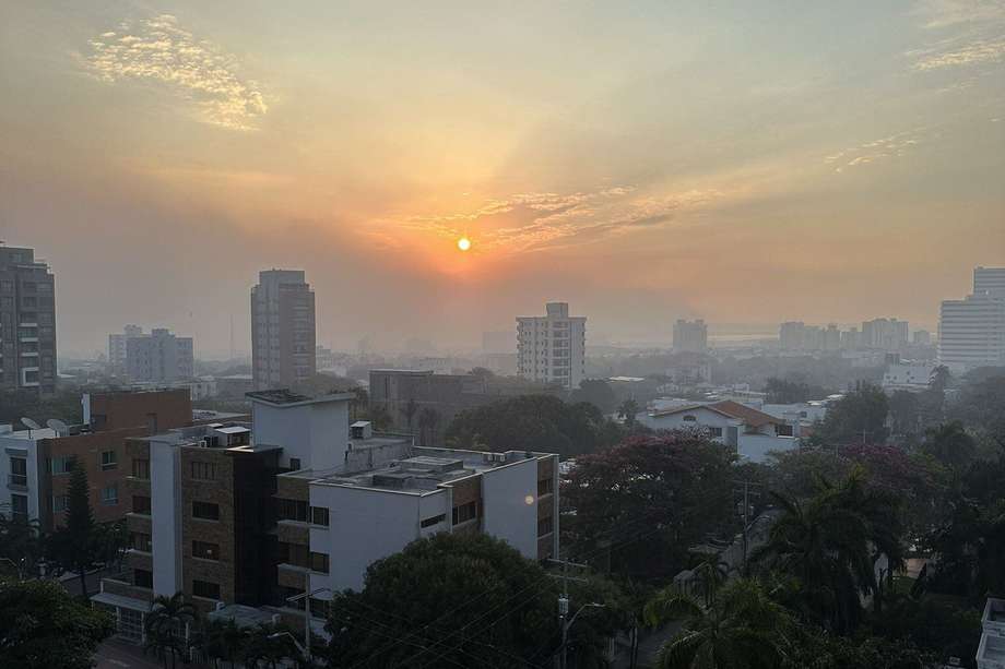 Habitantes de Barranquilla han hecho alertas por la presencia de humo y ceniza en la ciudad.
