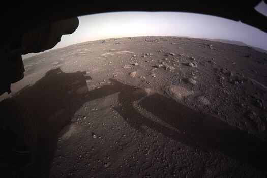 Primeras imágenes en color de Marte tomadas por el rover Perseverance desde su punto de llegada al cráter Jezero. En la panorámica se aprecia un paisaje llano, dominado por una superficie arenosa.