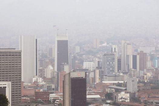 Siete de las 19 estaciones que miden la calidad del aire en Medellín están en rojo.  / Luis Benavides