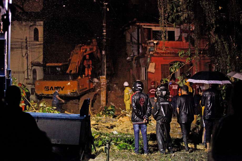 Los equipos de rescate se ven en el lugar de un deslizamiento de tierra en el que murieron una madre y seis de sus hijos, en Paraty, estado de Río de Janeiro, el 2 de abril de 2022.