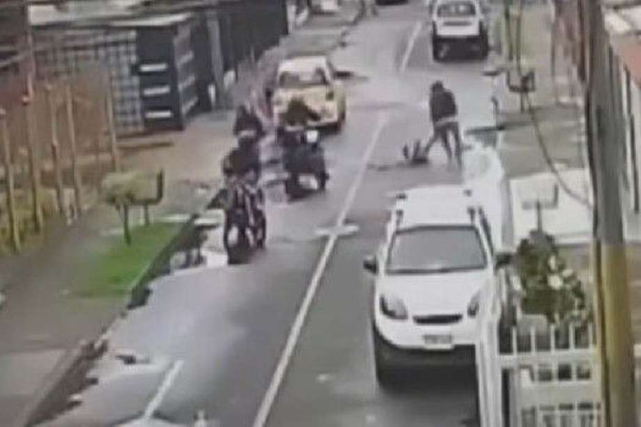 Una pareja de la tercera edad fue víctima de un nuevo caso de fleteo en Bogotá. Cuatro sujetos que se movilizaban en dos motos los abordaron en el barrio Normandía, de Engativá, y les robaron 25 millones de pesos minutos después de salir de una entidad bancaria.