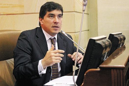 Álvaro Hernán Prada, del Centro Democrático, habría buscado favorecer ilegalmente a su jefe, Álvaro Uribe, para fortalecer su presencia en el partido. 