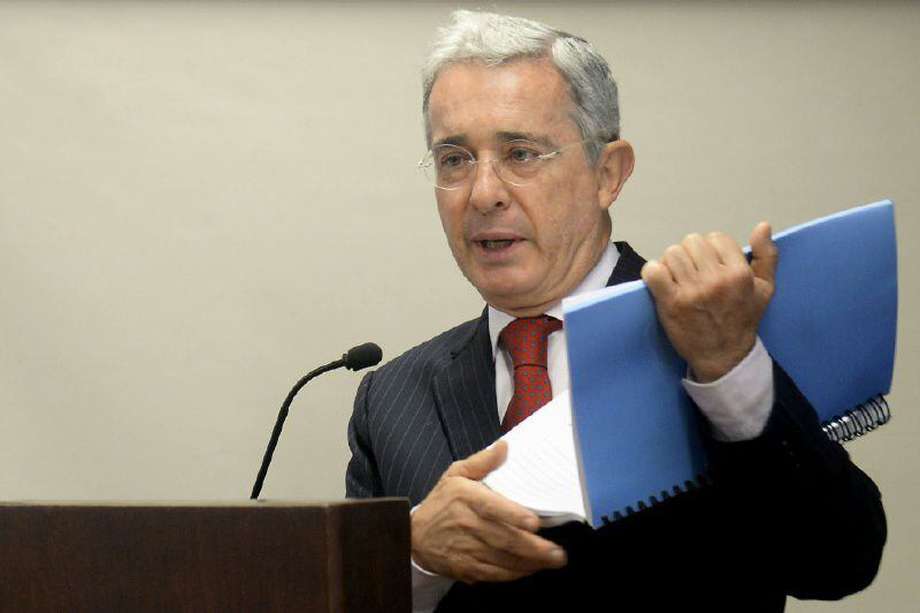 El expresidente Álvaro Uribe es investigado por fraude procesal y soborno en actuación penal, cargos que ha negado desde el inicio del proceso. / AFP