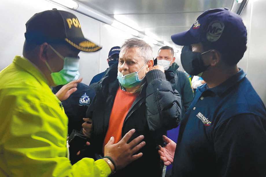 Handout picture released by Colombian Police showing businessman Carlos Mattos upon his arrival at El Dorado International airport in Bogota, on November 17, 2021.   The Spanish-Colombian businessman Carlos Mattos, wanted in Colombia for allegedly bribing judicial officials in a lawsuit with the South Korean multinational Hyundai, arrived in Bogot· on Wednesday extradited from Spain, according to police.  - RESTRICTED TO EDITORIAL USE - MANDATORY CREDIT "AFP PHOTO / COLOMBIAN NATIONAL POLICE " - NO MARKETING - NO ADVERTISING CAMPAIGNS - DISTRIBUTED AS A SERVICE TO CLIENTS
 (Photo by COLOMBIAN NATIONAL POLICE / AFP) / RESTRICTED TO EDITORIAL USE - MANDATORY CREDIT "AFP PHOTO / COLOMBIAN NATIONAL POLICE " - NO MARKETING - NO ADVERTISING CAMPAIGNS - DISTRIBUTED AS A SERVICE TO CLIENTS
