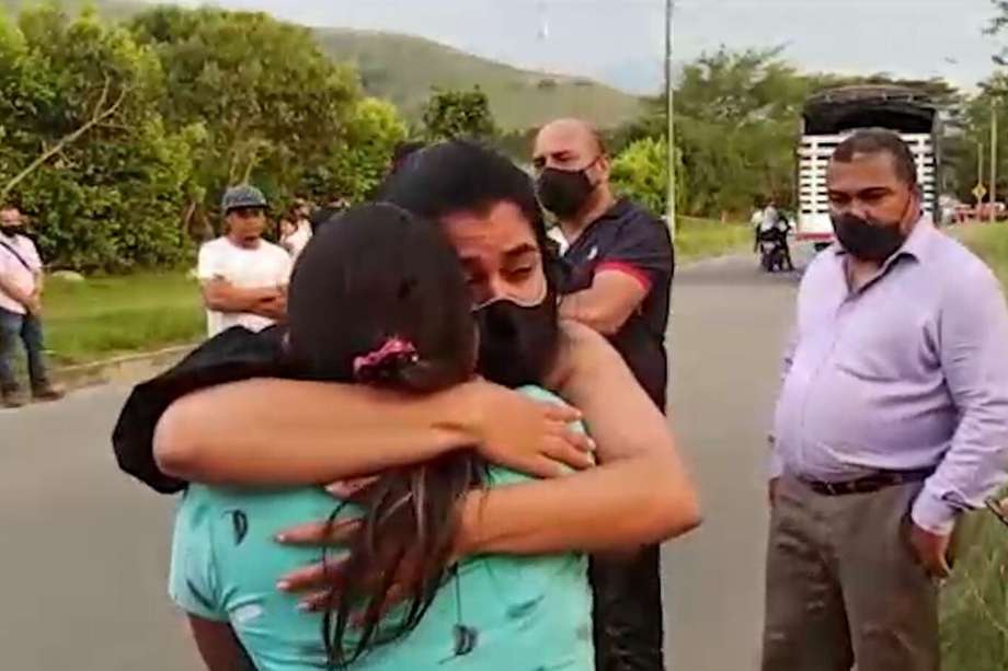Hermana de Juliana Giraldo y madre del soldado que disparó se abrazan en la vía a Miranda (Cauca). / Tomada del video