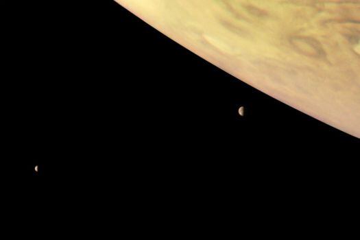 Dos de las lunas de Jupiter, Lo y Europa, captadas por la cápsula Juno de la NASA. / NASA