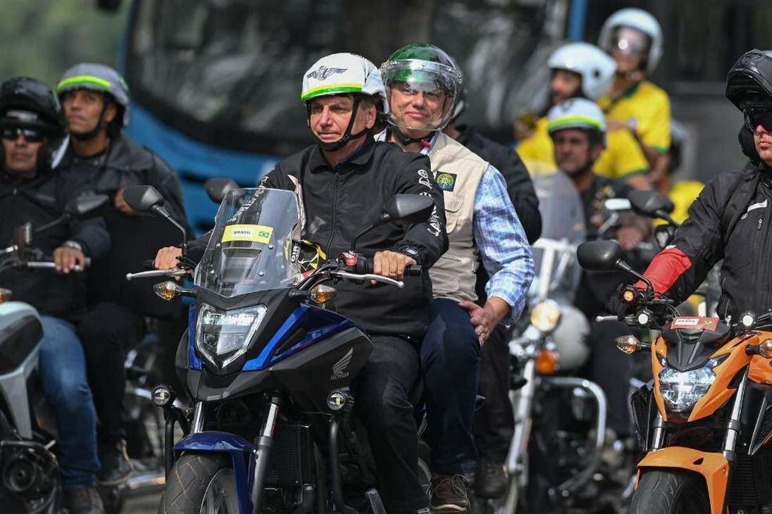 El presidente de Brasil, Jair Bolsonaro, encabezó un desfile de motociclistas que ocasionó aglomeraciones en pleno tercer pico de la pandemia.
