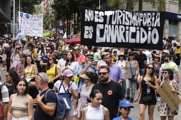 La multitudinaria marcha contra el turismo de masas en las Islas Canarias