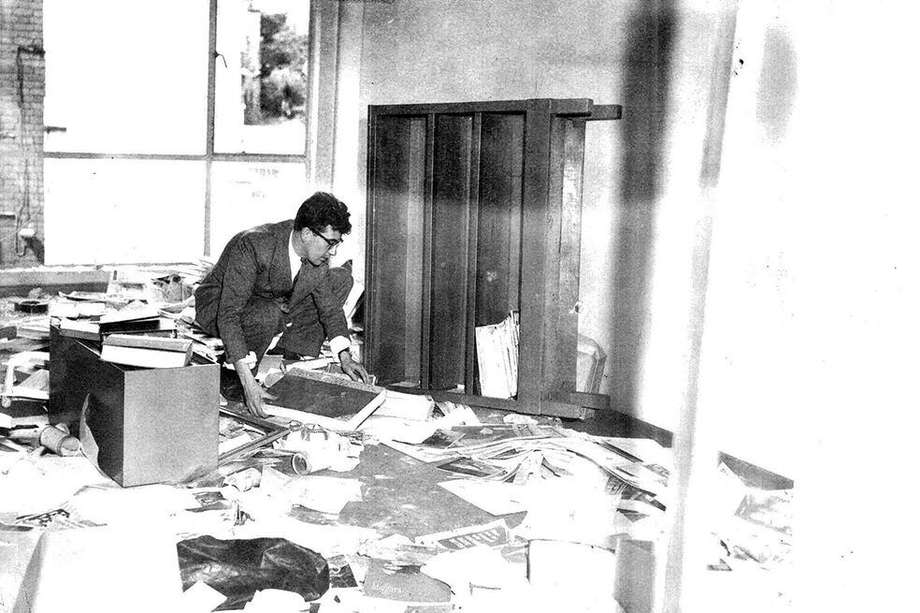 Guillermo Cano Isaza, organizando documentos en los escombros tras el incendio en el edificio de El Espectador.