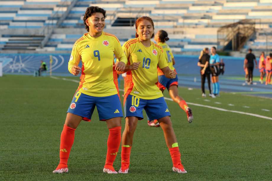  Gabriela Rodríguez (d) de Colombia celebra un gol en un partido por el Sudamericano Femenino sub-20 entre Colombia y Venezuela en el estadioModelo Alberto Spencer.