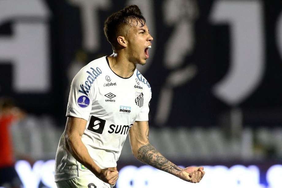 Kaio Jorge celebrando el gol de la victoria de Santos.