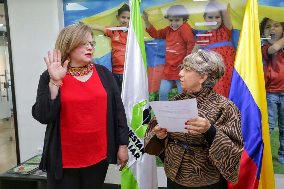 Astrid Eliana Cáceres, la nueva directora del ICBF, junto a su antecesora Concepción Baracaldo, quien renunció hoy a su cargo.