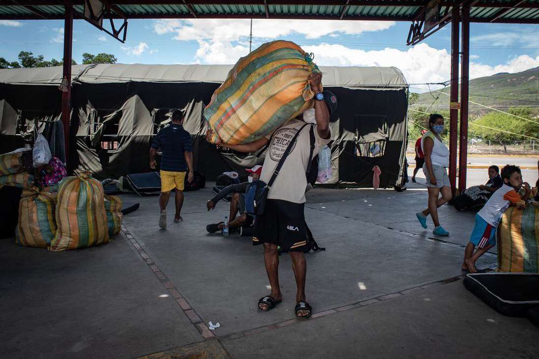 7.	Los venezolanos que regresaron a su país como resultado de la pandemia COVID-19 están en cuarentena en centros establecidos por las autoridades en el estado fronterizo de Táchira.