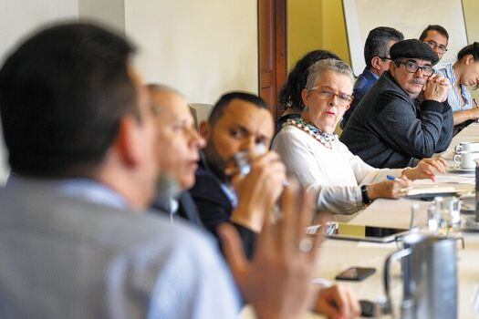 Exintegrantes de las Auc exponen su visión sobre las causas de la guerra. La comisionada Lucía González y Rodrigo Londoño (“Timochenko”) escuchan con atención.  / ICTJ