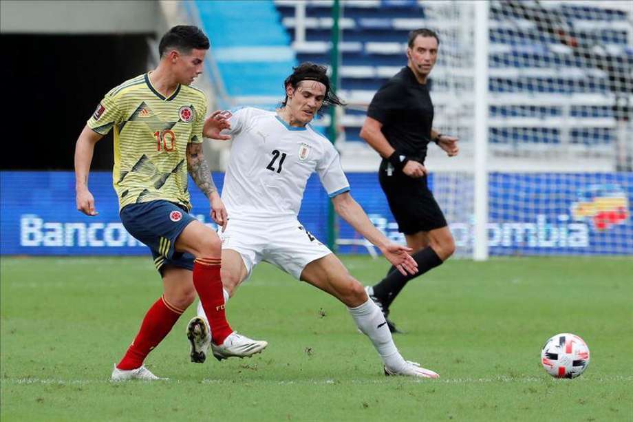 James Rodríguez y Edinson Cavani en la tercera jornada de las eliminatorias a Catar 2022.