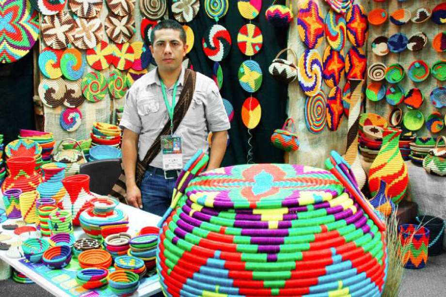 El artesano Francisco Silva elabora cestas de fique en Guacamayas, Boyacá.